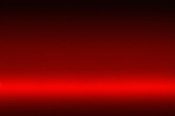 fondo rojo abstracto con bordes grunge negros, formas triangulares en capas transparentes rojas con ángulos y diseño de patrones geométricos en un diseño de fondo moderno y elegante