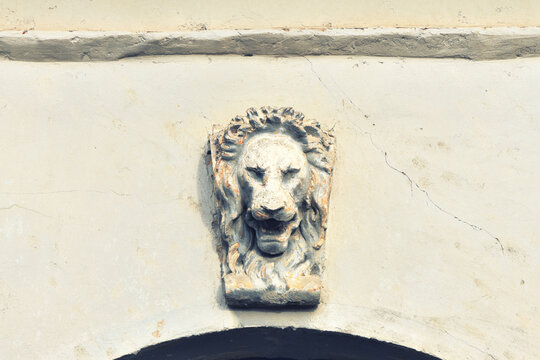 Lion head concrete mold cast ornament