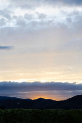 Bonito atardecer en la montaña