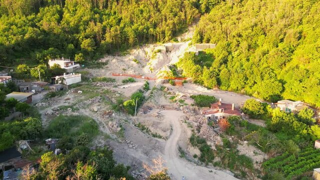 Vista aerea della frana a Casamicciola ad Ischia. case, fango, e una montagna franata