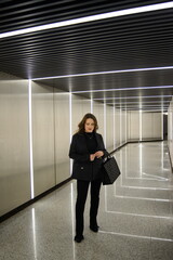 Obraz premium Beautiful lonely girl in black posing in the subway.