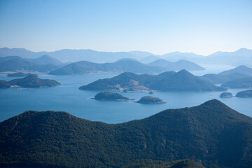 Obraz premium Seascape with the island on a sunny day