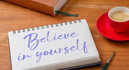 Obraz premium Notepad on a desk - Believe in yourself