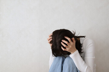頭を抱える女性　ストレスイメージ