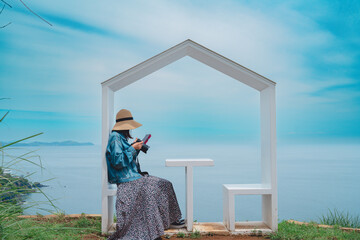 海を撮る女性フォトグラファー