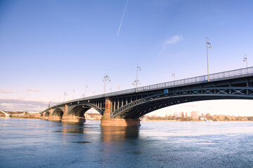 Die Theodor- Heuss Br&uuml;cke in Mainz am Rhein in Fr&uuml;hjahr
