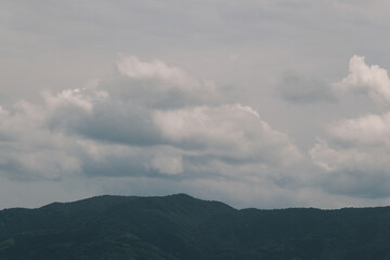 山と雲が広がる自然風景