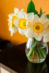 A glass vase with a bouquet of daffodils