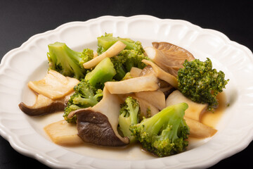 エリンギとブロッコリーのバター醤油炒め