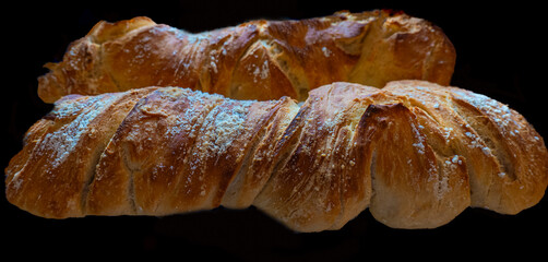 Frisch gebackenes Weizenbrot ist zum Verzehr bereit.