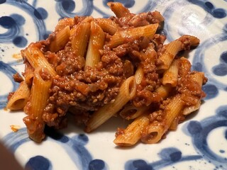 皿に盛られた美味しそうなボロネーゼペンネ
