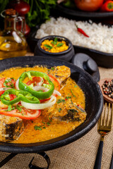 Moqueca de dourado com tempeiros e pimenta no detalhe