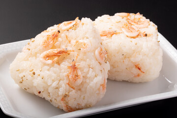 桜えびの炊き込みご飯のおにぎり