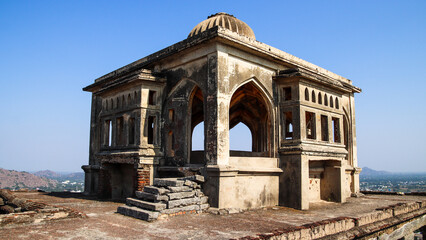 Obraz premium old abandoned building on top of fort in tamil nadu state in India