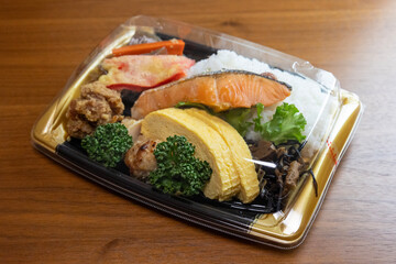 スーパーマーケットのお惣菜のお弁当