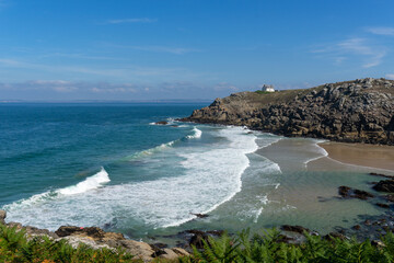 Vue sur les eaux transparentes et turquoises de la mer d'Iroise à la Pointe du Millier, avec l'écume blanche délicate sur le sable, un spectacle naturel enchanteur en Bretagne.