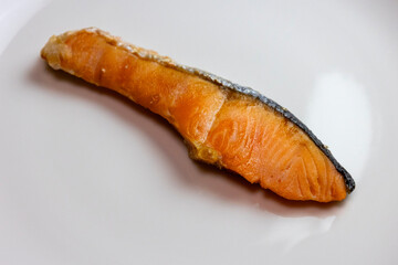 お皿に乗せた切り身の焼いた鮭