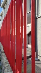 Cancello di metallo in città Materiale in ferro di colore rosso Vista laterale