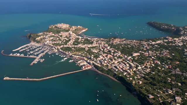 Vista aerea dell'isola di Procida. Un mare e un paesaggio con barche e navi