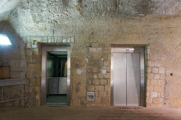 石の壁に埋め込まれた2基のエレベーター