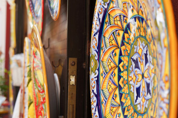 イアリアのアマルフィ地方のお土産屋で展示しているキレイな模様の皿