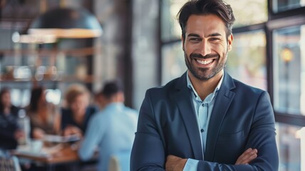 Obraz premium A man standing in a restaurant with his arms crossed