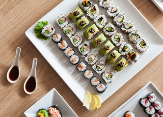 Variedad de Sushi en bandeja