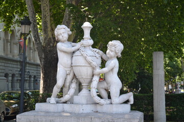 Madrid, Espagne, 15 juillet 2015 : Sculpture d'enfants avec vase de Cibeles