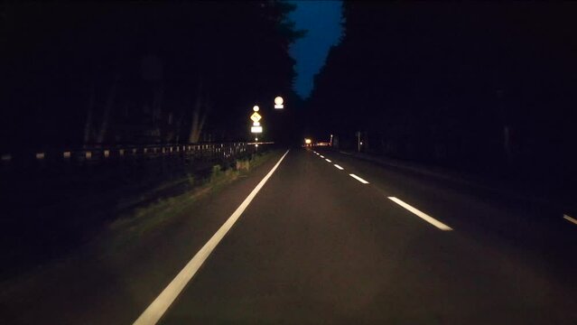 夜間走行　対向車とすれ違う
