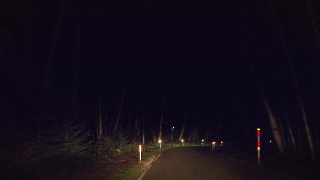 灯りのない暗い林道で対向車とすれ違う　夜間走行