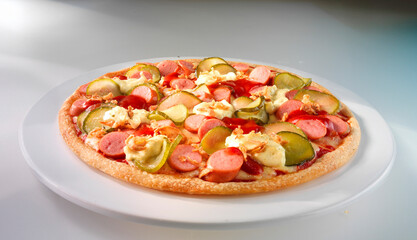 Crazy Dog, Pizza, Würstchen, Gurken, Käse, Italien, 