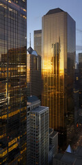 Edifícios de escritórios modernos com fachadas de vidro reflexivo