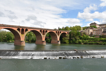  Pont sur le Tarn et la ville d'Albi. France