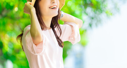 麦わら帽子をかぶる笑顔の女性・夏の熱中症対策