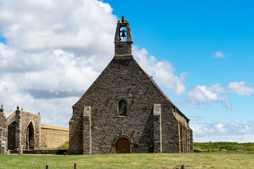 Chapelle Notre Dame de Grâce à la pointe Saint-Mathieu, un lieu emblématique chargé d'histoire sur le littoral breton.