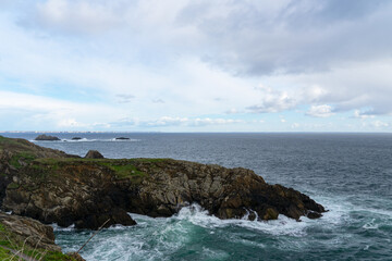 Côte sauvage à la Pointe Saint-Mathieu, bordée par la majestueuse mer d'Iroise, un paysage emblématique de la Bretagne.