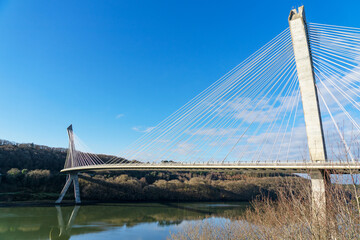 Vue sur le pont de Térénez, pont à haubans courbé au-dessus de l'Aulne, marquant l'entrée de...