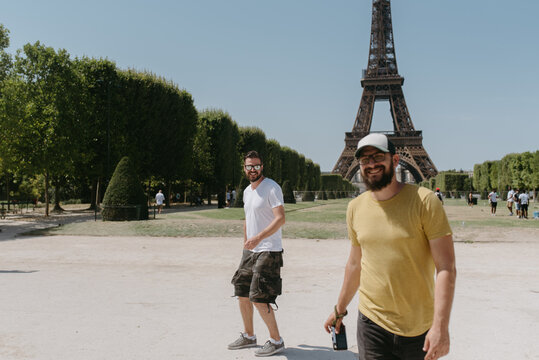 Smiling friends in front of the Eiffel Tower
