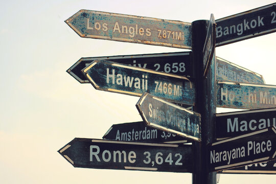 Index of directions and distances to various cities: Hawaii, Bangkok, Los Angeles, Rome. - Powered by Adobe