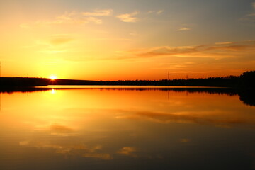 Obraz premium A body of water with a sunset