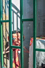 Niña de papel encerrada 