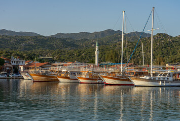 Urlaub in der Türkei: Ücagiz, Liman an türkischen Riviera mit schönen Ausblicken - Hafen mit Booten nahe der sagenhaften historischen versunkenen Stadt Kekova