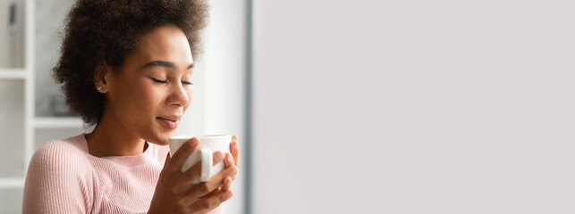Woman with coffee cup in hand smiling - obrazy, fototapety, plakaty