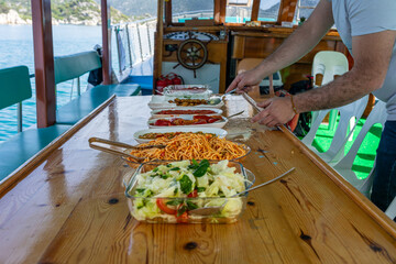 Urlaub in der Türkei: Bootsfahrt mit Mittag-Essen an Bord an der türkischen Riviera: Salat, Fisch...
