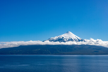 Volcán Osorno en un d{ia despejado en el sur de chile