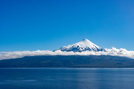 Volc&aacute;n Osorno en un d{ia despejado en el sur de chile