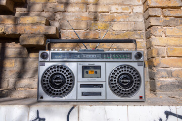 boombox with urban background - 800593482