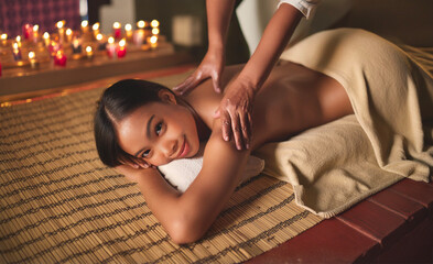 Massaggio orientale con olio, relax, benessere