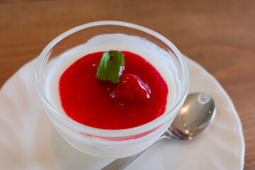 苺ソースをかけた杏仁豆腐