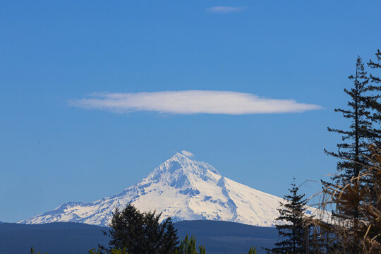 2024 04 20 Lenticular Cloud Over Mt Hood - Oregon 001